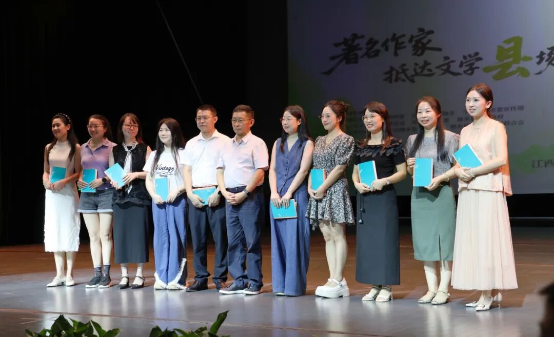 阿來向“尋找讀者”活動(dòng)代表贈(zèng)書