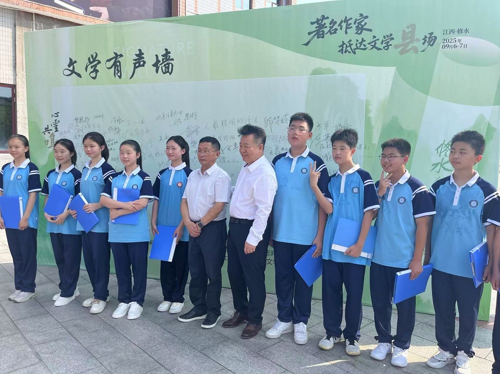 邱華棟、阿來與朗誦阿來詩歌的學(xué)生合影